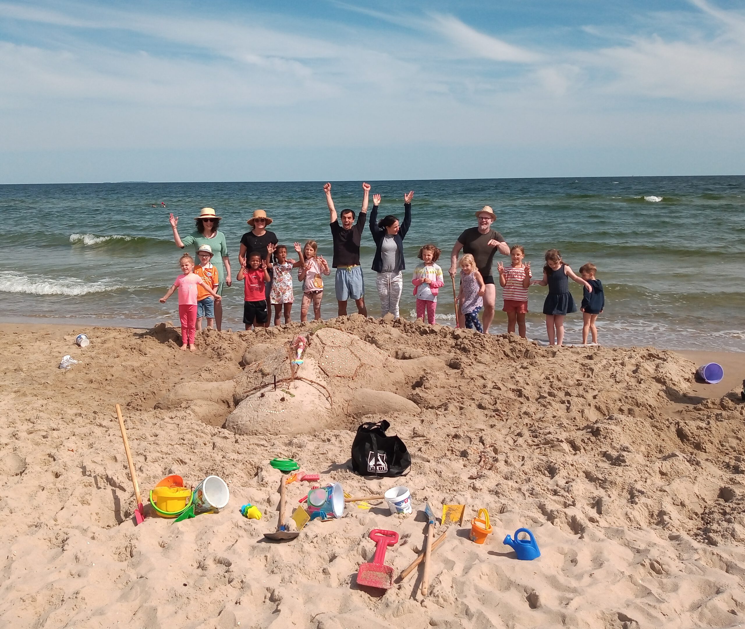 Kinder spielen am Ostseestrand