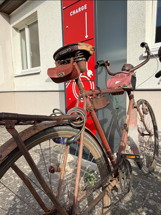 Altes Fahrrad lehnt an der neuen E-Bike-Ladestation von St. Otto Zinnowitz